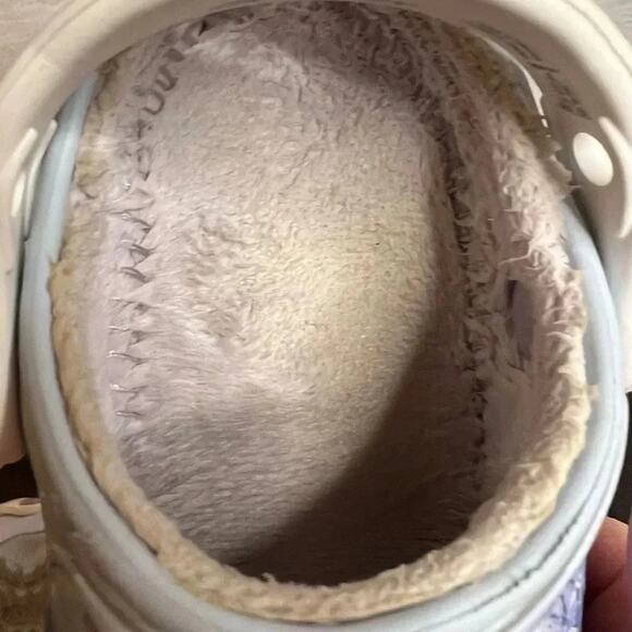 Disney Frozen II Crocs Size 6 - Picture 7 of 8